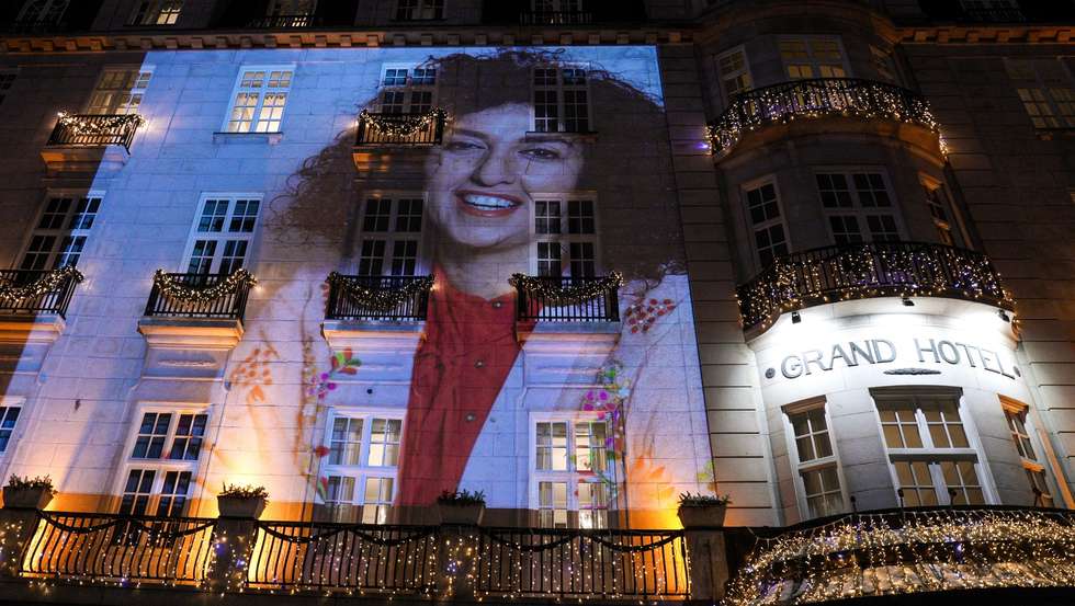 epa12587923 (FILE) - A picture of the 2023 Nobel Peace Prize winner Narges Mohammadi is projected on the facade of the Grand Hotel before the Nobel Banquet in Oslo, Norway, 10 December 2023 (reissued 12 December 2025). Narges Mohammadi, Nobel Peace Prize laureate in 2023, was arrested by security forces during a memorial ceremony for late lawyer Khosrow Alikordi, according to verified reports, citing the Narges Foundation.  EPA/Javad Parsa / POOL NORWAY OUT
