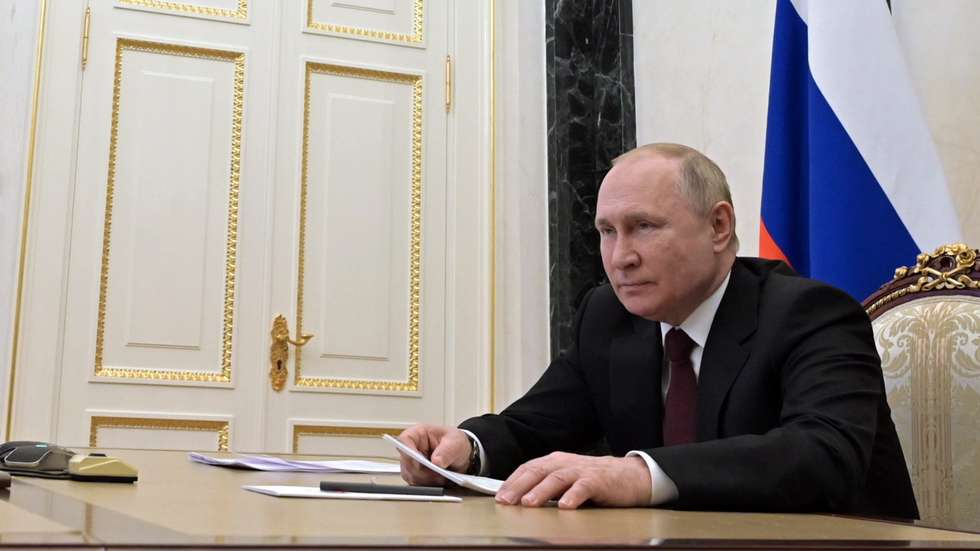 epa09775715 Russian President Vladimir Putin chairs a meeting with members of Russian paralympic team ahead of the Beijing 2022 Winter Paralympic Games via teleconference call, in Moscow, Russia, 21 February 2022.  EPA/ALEXEI NIKOLSKY / KREMLIN POOL / SPUTNIK / POOL MANDATORY CREDIT