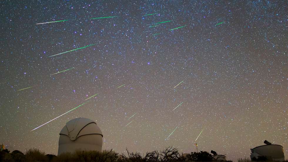 Perseidas desde el Observatorio del Teide (Tenerife, Islas Canarias, España). De izquierda a derecha se ven las cúpulas de los telescopios IAC80, OGS, QES, QUIJOTE, PIRATE y COAST.