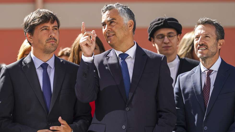 O ministro da Educação, Ciência e Inovação, Fernando Alexandre (C), conversa com o presidente da Câmara Municial de Braga, João Rodrigues (E), acompanhado pelo reitor da Universidade do Minho (UMinho), Pedro Arezes (D), durante a visita na cerimónia de inauguração da Residência Universitária Confiança, em Braga, 10 de setembro de 2026. HUGO DELGADO/LUSA