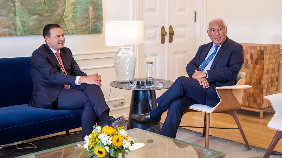 O pimeiro-ministro António Costa (D) recebe o novo líder do PSD, Luís Montenegro, tendo na agenda a prazo um eventual acordo para a construção do novo aeroporto da região de Lisboa durante um encontro da residência oficial do primeiro-ministro, Lisboa, 22 de julho de 2022. JOSÉ SENA GOULÃO/LUSA