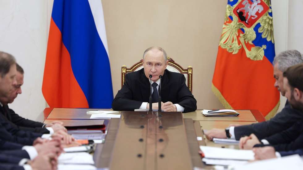 epa12048803 Russian President Vladimir Putin (C) chairs a meeting of the Military-Industrial Commission at the Kremlin, in Moscow, Russia, 23 April 2025.  EPA/GAVRIIL GRIGOROV / SPUTNIK / KREMLIN POOL MANDATORY CREDIT