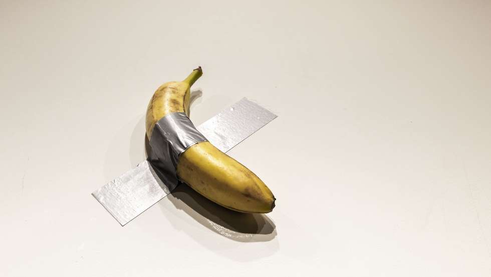 epa11682861 Italian artist Maurizio Cattelan's 'Comedian,' a conceptual art piece of a real banana attached to a wall with duct tape, on display during a press preview for an upcoming auction of the work at Sotheby's auction house in New York, New York, USA, 25 October 2024. The piece is estimated to sell for 1 million - 1.5 million USD (925,000 - 1.4 million EUR) during an auction in November.  EPA/JUSTIN LANE