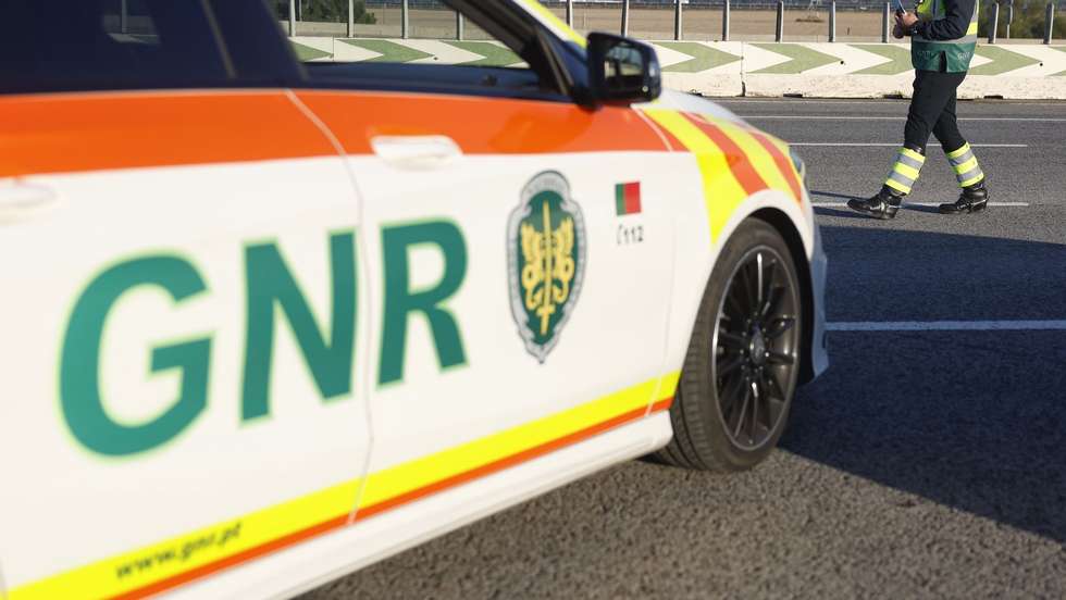 Um agente da Guarda Nacional Republicana (GNR), durante uma ação de fiscalização no âmbito da campanha “Festas MAIs Seguras”, nas portagens do Pinhal Novo, em Setúbal, 30 de dezembro de 2024. ANTÓNIO PEDRO SANTOS/LUSA