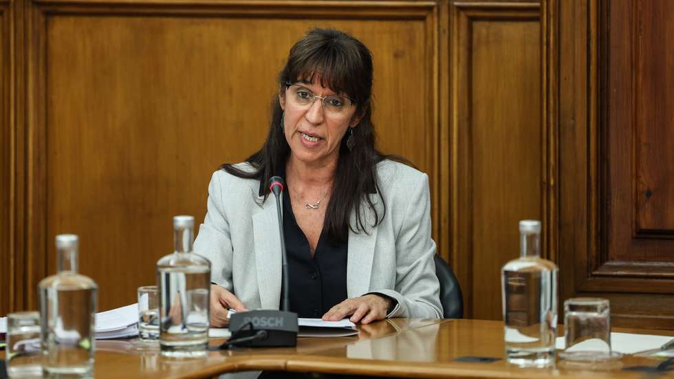 A ministra da Defesa Nacional, Helena Carreiras, durante a sua audição na Comissão de Defesa Nacional, ao abrigo do n.º 5 do artigo 104.º do Regimento da Assembleia da República, incluindo um ponto sobre o processo de revisão do Regulamento da Avaliação do Mérito dos Militares das Forças Armadas (RAMMFA), a requerimento do grupo parlamentar do PCP, na Assembleia da República, em Lisboa, 28 de fevereiro de 2023. MIGUEL A. LOPES/LUSA