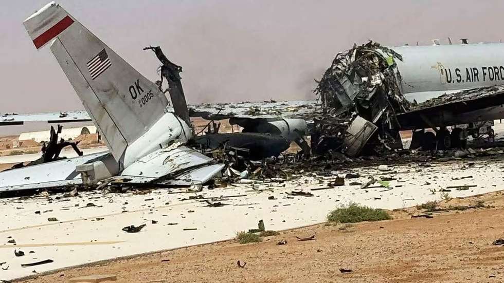 Foto do Boeing E-3 Sentry destruído na base militar Príncipe Sultan, na Arábia Saudita