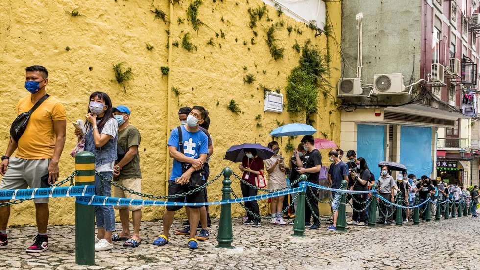 O aparecimento de novos casos e o risco de Macau registar pela primeira vez um surto comunitário, obrigou o Governo a avançar com os testes massivos a quase 670 mil pessoas que vivem em Macau, onde pouco mais de um terço da população ainda não se vacinou, apesar da vacina ser gratuita, de não faltarem vacinas e até escolha, Macau, China, 4 de agosto de 2021. Macau detetou 63 casos desde o início da pandemia, não registando qualquer morte. Nenhum profissional de saúde foi infetado ou identificado qualquer surto comunitário. TATIANA LAGES