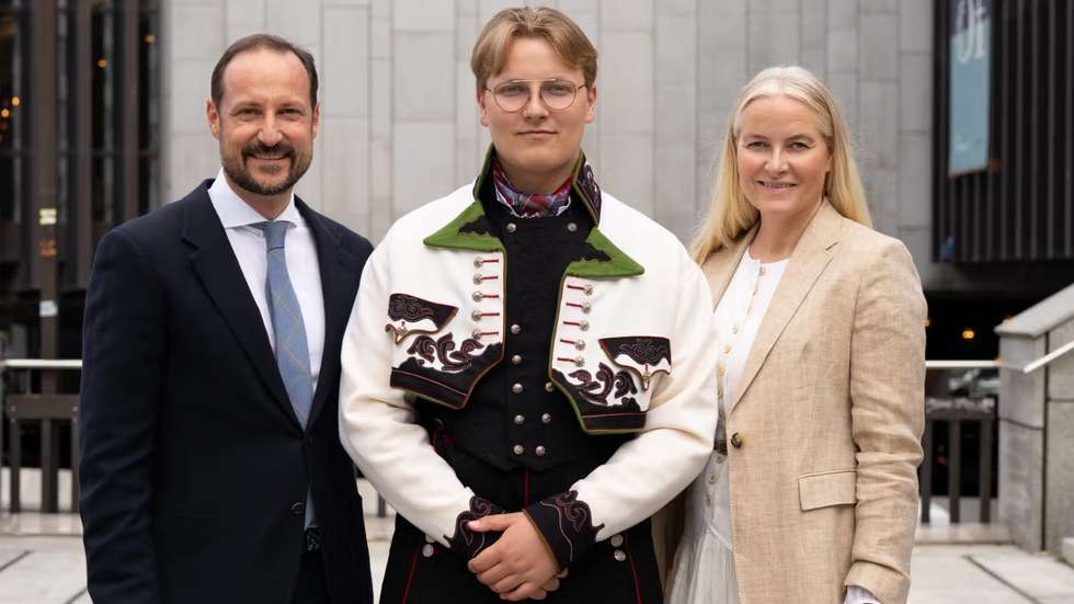 Sverre Magnus entre os pais