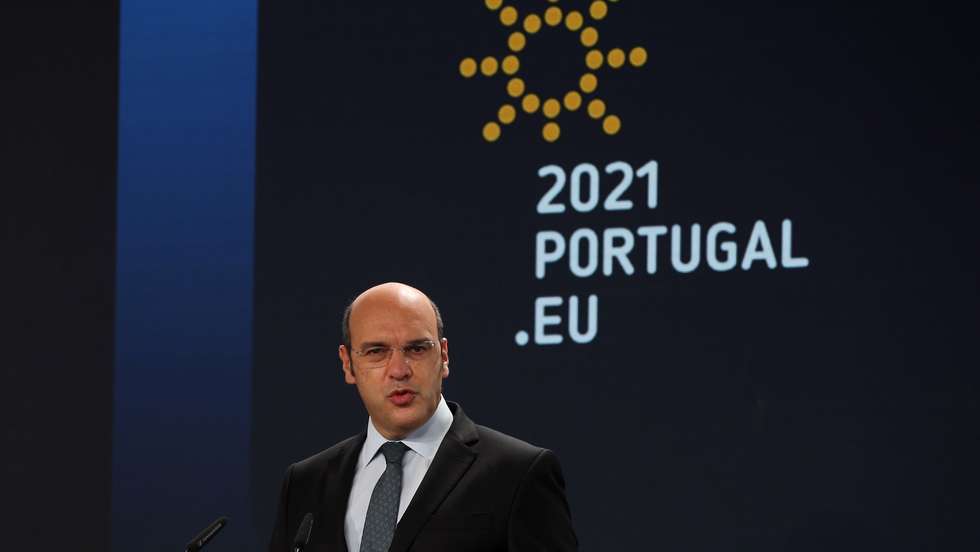 O ministro de Estado, da Economia e da Transição Digital, Pedro Siza Vieira, intervém na cerimónia de inauguração do cabo “EllaLink” (integrada no evento evento “Leading the Digital Decade”), que liga Sines a Fortaleza, no Brasil, com uma extenção de seis mil quilómetros. A tecnologia de ponta utilizada no sistema EllaLink garante acesso de elevada qualidade a serviços de telecomunicações e aplicações, através de uma conexão direta, de alta velocidade e com muito baixa latência. Sines, 01 de junho de 2021. NUNO VEIGA/LUSA
