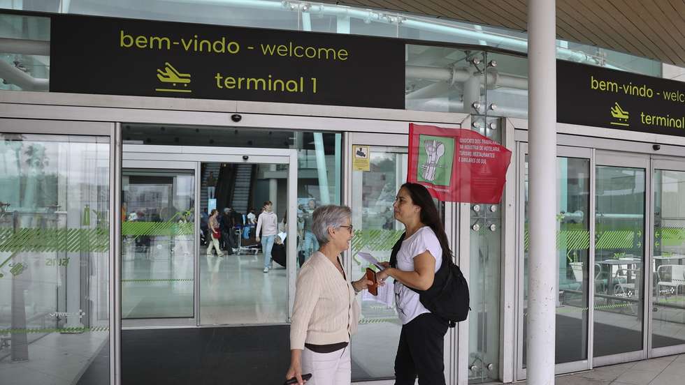 CORREÇÃO DA LEGENDA - Trabalhadores do setor de hotelaria e alojamentos entregam panfletos durante uma ação que decorre no âmbito da quinzena de luta nacional dos hotéis de 17 a 28 julho, convocada pelo Sindicato dos Trabalhadores nas Indústrias da Hotelaria, Restauração e Turismo e Similares do Sul, no Aeroporto Humberto Delgado, em Lisboa, 24 de julho de 2023. ANTÓNIO COTRIM/LUSA