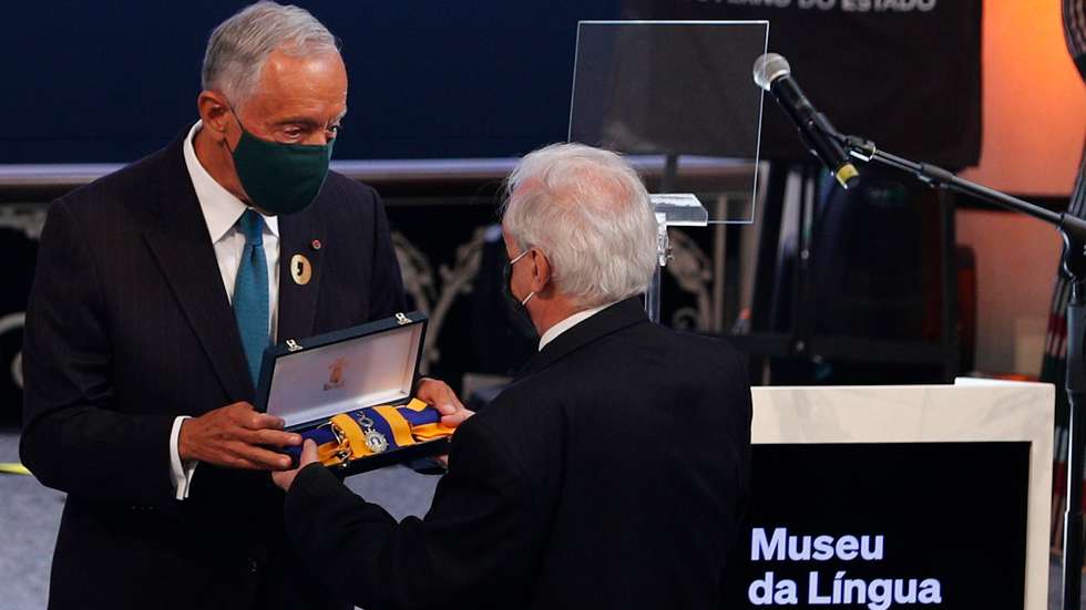 O Presidente da República de Portugal, Marcelo Rebelo de Sousa (E), condecora com a Ordem de Camões, o Museu da Língua Portuguesa durante a cerimónia de reinauguração, São Paulo, Brasil, 31 de julho de 2021. Marcelo Rebelo de Sousa encontra-se no Brasil para uma visita de quatro dias onde participa na cerimónia de reinauguração do Museu da Língua Portuguesa, e tem encontros previstos com os antigos presidentes Lula da Silva, Fernando Henrique Cardoso e Michel Temer, e com o chefe de Estado brasileiro, Jair Bolsonaro, bem como representantes da comunidade portuguesa  em São Paulo. ANTÓNIO COTRIM/LUSA