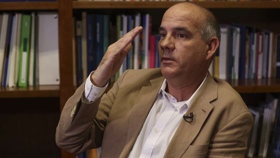 O secretário-geral do Partido Comunista Português (PCP), Paulo Raimundo, em entrevista para a Agência Lusa na Assembleia da República em Lisboa, 26 de novembro de 2024. (ACOMPANHA TEXTO DA LUSA DE 01-11-2024) TIAGO PETINGA/LUSA