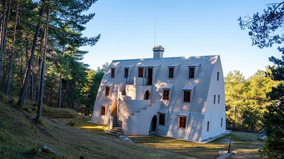 O Xalet del Catllaràs, originalmente construído para abrigar engenheiros na mina del Teixó, foi projetado em 1902 por encomenda do mecenas de Gaudí, Eusebi Güell, para apoiar a exploração de carvão da fábrica de cimento Asland
