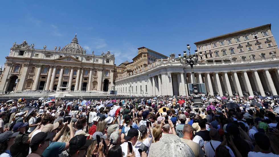 epa13006263 People attend the Angelus prayer led by Pope Leo XIV from the window of his office overlooking Saint Peter's Square in Vatican City, 31 May 2026.  EPA/FABIO FRUSTACI