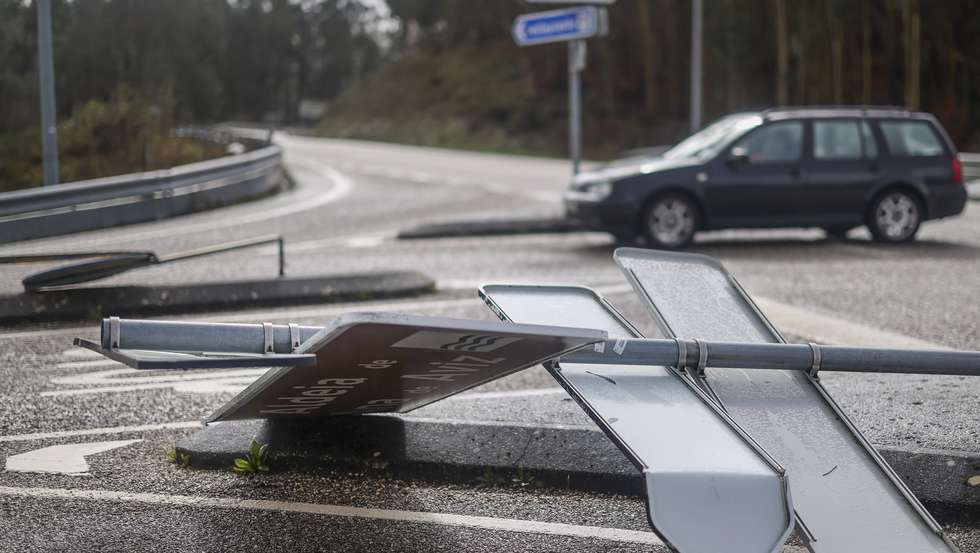 Efeitos da passagem da tempestade em Figueiró dos Vinhos, 02 de Fevereiro de 2026. A passagem da depressão Kristin por Portugal continental, na quarta-feira, dia 28 de janeiro, deixou um rasto de destruição, causando pelo menos cinco mortos, segundo a Proteção Civil, vários feridos e desalojados.  ESTELA SILVA/LUSA
