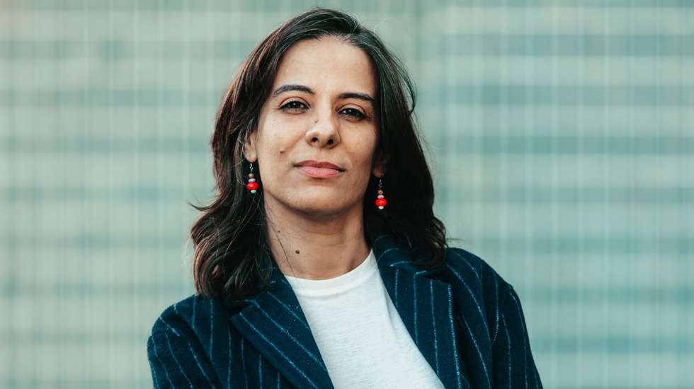 O leitor faz mais do que estar sentado no sofá: ao ver-se confrontado com lacunas, não tem outro remédio senão participar na construção do sentido que Inês Bernardo propõe
