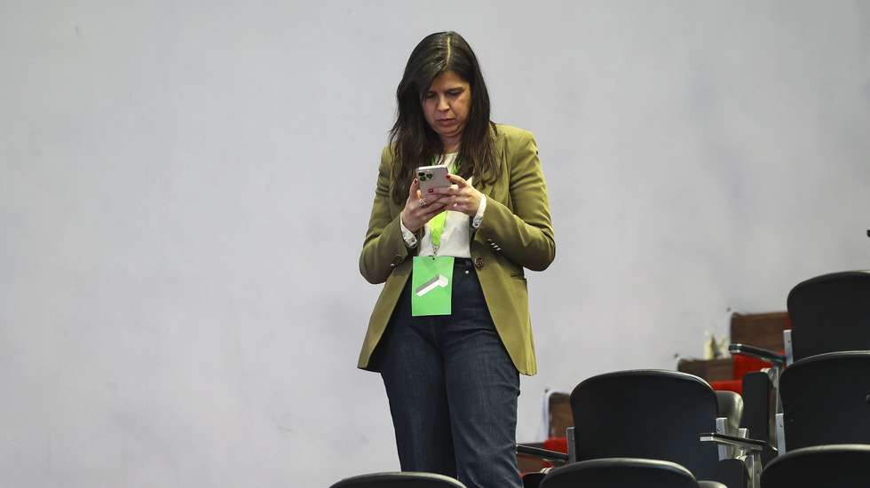 A porta-voz do PAN – Pessoas-Animais-Natureza, Inês Sousa Real, durante uma pausa no X Congresso Nacional do PAN, em Coimbra, 20 de dezembro de 2025. Inês de Sousa Real foi hoje reeleita para um terceiro mandato como porta-voz do PAN, com 69 dos 72 votos dos delegados, conquistando todos os lugares da direção. PAULO NOVAIS/LUSA