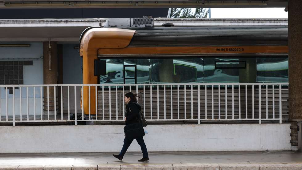 A CP suprimiu 143 comboios dos 249 programados entre as 00:00 e as 08:00 de hoje devido à greve dos trabalhadores da transportadora, segundo um balanço enviado pela empresa à Lusa, Santa Apolónia, Lisboa, 27 de fevereiro de 2023. Os trabalhadores da CP dão hoje início a mais greves, com a transportadora a alertar para “fortes perturbações” até 02 de março, num protesto pelo impasse nas negociações salariais que também envolve a Infraestruturas de Portugal (IP). TIAGO PETINGA/LUSA