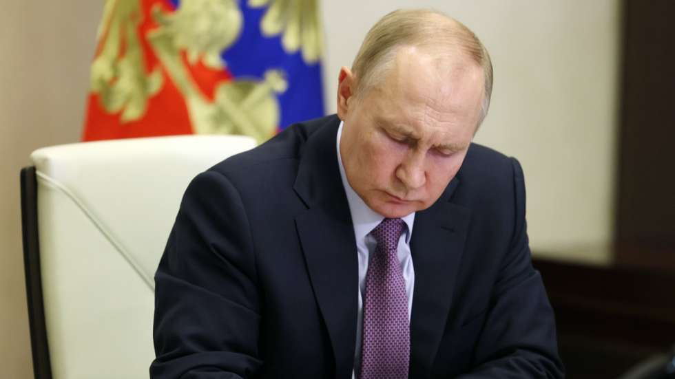 epa10318380 Russian President Vladimir Putin chairs a meeting on the development prospects of the national selection breeding and genetics via a video conference at the Novo-Ogaryovo state residence, outside Moscow, Russia, 21 November 2022. The President took part in the opening of a turkey breeding centre in Tyumen region via a video conference.  EPA/MIKHAIL METZEL/KREMLIN POOL/SPUTNIK / POOL MANDATORY CREDIT