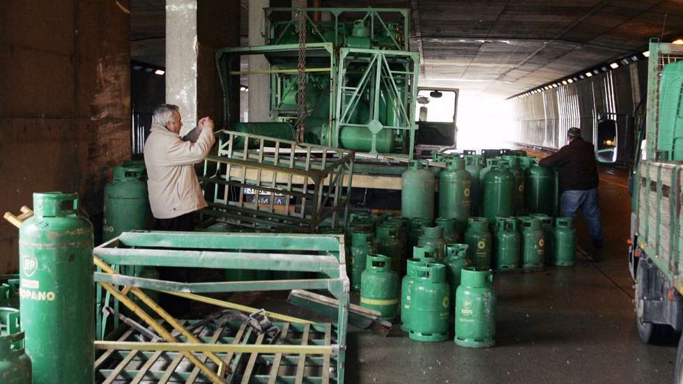Dois veículos pesados que transportavam substâncias perigosas (gasolina e botijas de gás) colidiram na Via Infante, no Túnel do Areeiro, provocando um ferido, em Loulé, 15 de fevereiro de 2011.  VASCO CELIO / LUSA