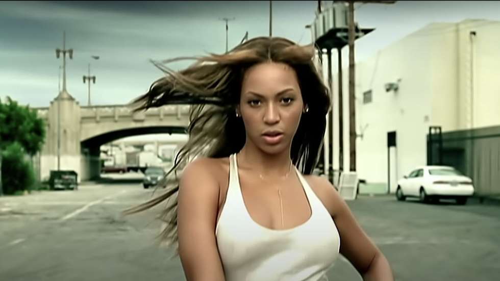 Beyoncé no vídeo da música &quot;Crazy in Love&quot;, de 2003 filmado na baixa de Los Angeles