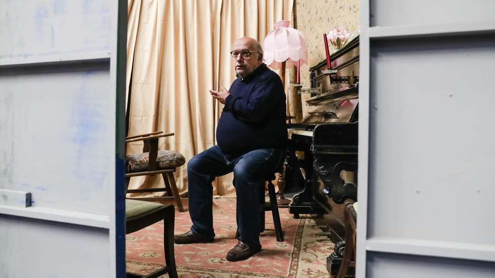 O encenador Jorge Silva Melo fala durante uma entrevista à agência Lusa, no Teatro da Politécnica, em Lisboa, 06 de novembro de 2020. A coleção "Livrinhos de Teatro", criada pela Cotovia em parceria com os Artistas Unidos, vai passar a ser editada por uma nova pequena editora a partir de janeiro, mas o sonho de publicar Brecht e Beckett completos ficou suspenso. (ACOMPANHA TEXTO DA LUSA DO DIA 11 DE NOVEMBRO DE 2020). TIAGO PETINGA/LUSA