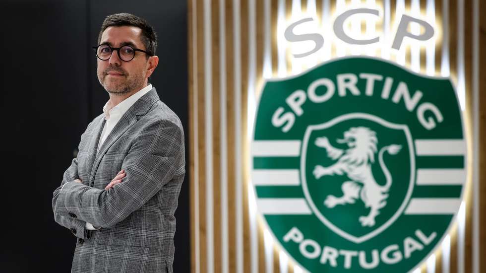 O treinador de 51 anos foi apresentado em conjunto com o adjunto, Hugo Xavier