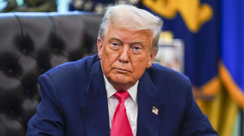 epa12300754 US President Donald Trump looks on during an event marking the 90th anniversary of the Social Security Act, in the Oval Office at the White House, Washington, DC, USA, 14 August 2025. President Trump also delivered remarks on the federal crime crackdown in DC, and his trip to Anchorage to meet with Russian President Vladimir Putin.  EPA/WILL OLIVER / POOL