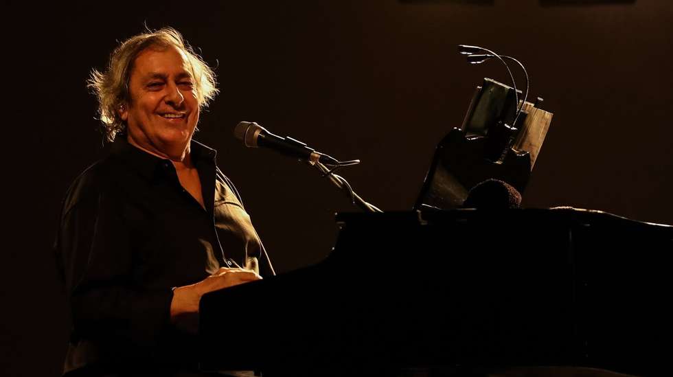 O Jorge, que parecia ter sempre tudo, teve também o dom singular de aproximar pessoas. Como um truque de magia: sentado ao nosso lado, a cantar o amor