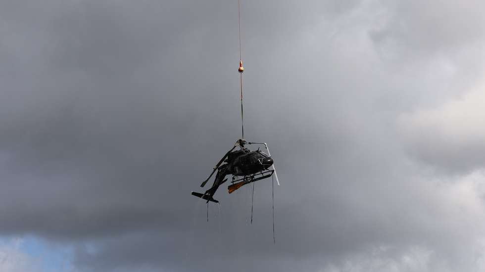 Helicóptero que caiu em Lago é retirado