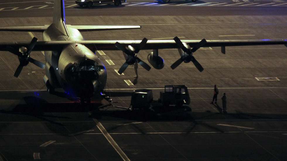 Chegaram esta noite ao Aeroporto Internacional da Madeira num avião C130 da Força Aérea Portuguesa (FAP) três doentes dos cuidados intensivos de hospitais de Lisboa para o hospital Nélio Mendonça, Santa Cruz, Madeira, 29 de janeiro de 2021. Na quinta-feira, o presidente do Governo da Madeira manifestou a "disponibilidade total" da região para receber doentes com covid-19 do continente, na sequência da "sobrecarga" que se verifica nos hospitais de Portugal continental. HOMEM DE GOUVEIA/LUSA