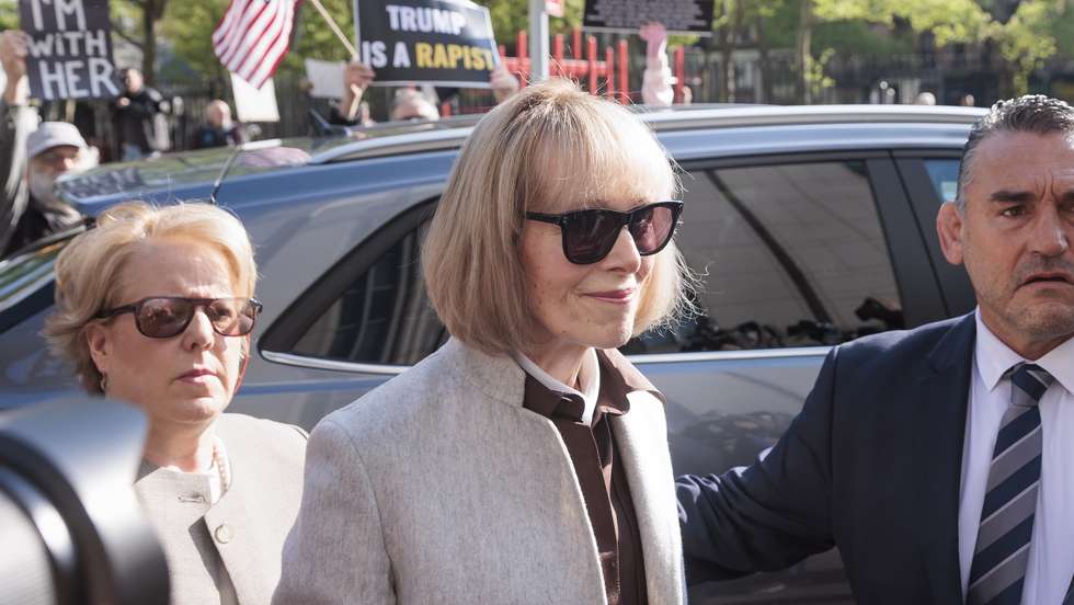 epa10590751 E. Jean Carroll (C) arrives for the first day of the sexual assault and defamation civil lawsuit she has brought against former President Donald Trump at a federal court house in New York, New York, USA, 25 April 2023. Carroll alleges that Trump raped her in the dressing room of New York department store in the 1990s.  EPA/JUSTIN LANE