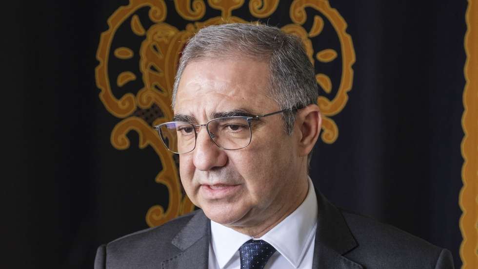 O presidente indigitado do Governo Regional dos Açores, José Manuel Bolieiro, fala aos jornalistas no final de uma reunião com o representante da República nos Açores, Pedro Catarino (ausente da fotografia), para a apresentação da composição do XIV executivo açoriano, no Solar da Madre de Deus, em Angra do Heroísmo, ilha Terceira, Açores, 01 de março de 2024. ANTÓNIO ARAÚJO/LUSA