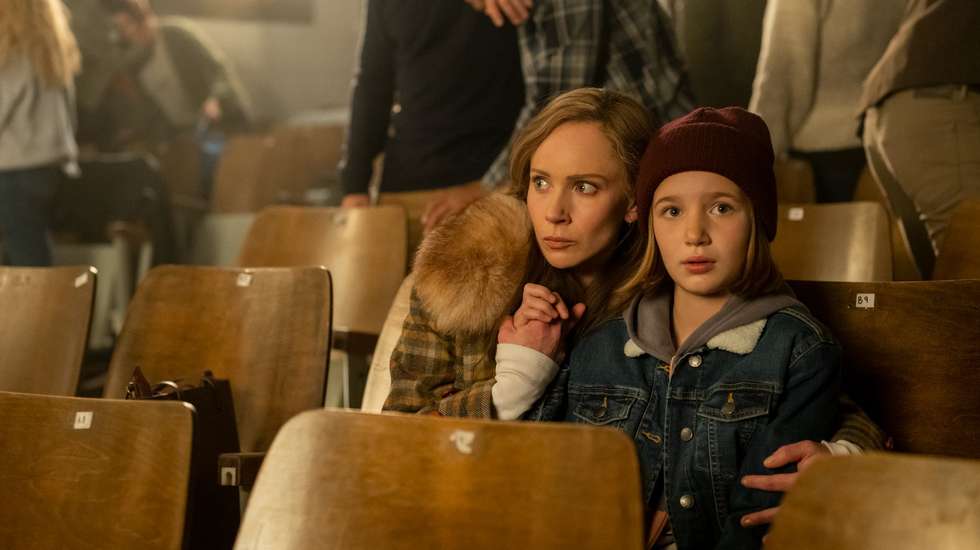 Um festival escolar transforma-se numa batalha campal da qual uma mãe e uma filha querem escapar antes de serem levadas pela embrulhada. Só que a mãe, Dot Lyon (Juno Temple), é um pouco exagerada e acha que a situação exige o uso de um taser