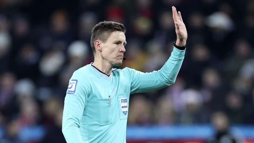epa11009482 Referee Daniel Siebert gestures during the German Bundesliga soccer match between Bayer 04 Leverkusen and Borussia Dortmund in Leverkusen, Germany, 03 December 2023.  EPA/CHRISTOPHER NEUNDORF CONDITIONS - ATTENTION: The DFL regulations prohibit any use of photographs as image sequences and/or quasi-video.