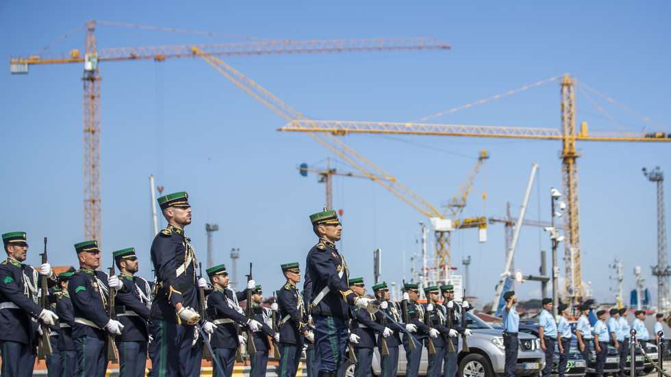 O ministro da Administração Interna, José Luís Carneiro (D), durante a cerimónia militar comemorativa do Dia da Unidade de Ação Fiscal da Guarda Nacional Republicana, em Lisboa, 21 de setembro de 2022. JOSE SENA GOULAO/LUSA