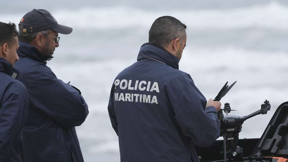 Agentes da Polícia Marítima participam nos trabalhos de resgate da embarcação de pesca que virou ao largo das praias de São Pedro do Moel e de Vieira, causando a morte a três pessoas e sete estão desaparecidas, na praia do Samouco, Marinha Grande, 03 de julho de 2024. Oito pessoas foram resgatadas e transportadas para o Porto da Figueira da Foz. CARLOS BARROSO/LUSA