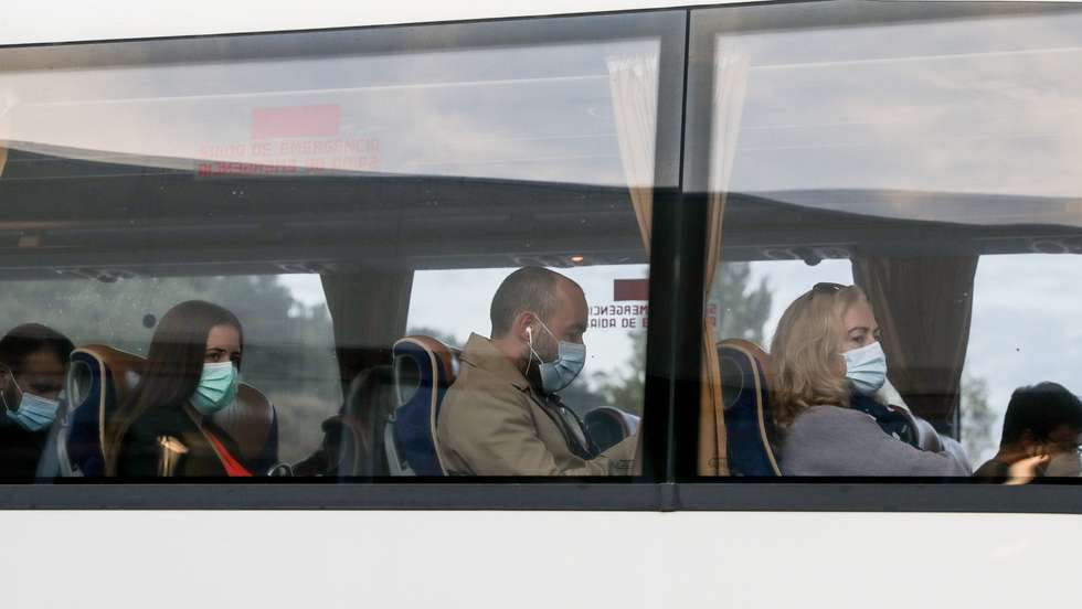Passageiros partem num autocarro no Terminal Rodoviário de Torres Vedras, 08 de Outubro de 2020. Entre os utentes diários dos transportes públicos na região Oeste, há passageiros que se queixam de algumas carreiras diretas para Lisboa lotadas, enquanto outros se mostram satisfeitos com a oferta e com as medidas implementadas por causa da covid-19. (ACOMPANHA TEXTO DA LUSA) TIAGO PETINGA/LUSA