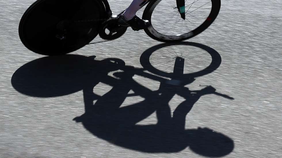Sombra de um ciclista não identificado durante o prólogo de 5,6 Km da 85ª Volta a Portugal em Bicicleta, disputado em Águeda, 24 de julho de 2024. NUNO VEIGA/LUSA