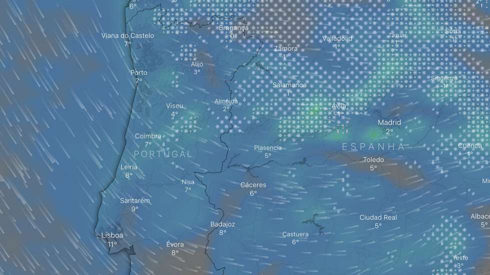 As tempestades passam a vir de latitudes superiores, são superfícies frontais frias que atravessam o país de norte para sul, com ventos de nor-noroeste. E a primeira, este domingo, traz associada uma massa de ar polar marítimo
