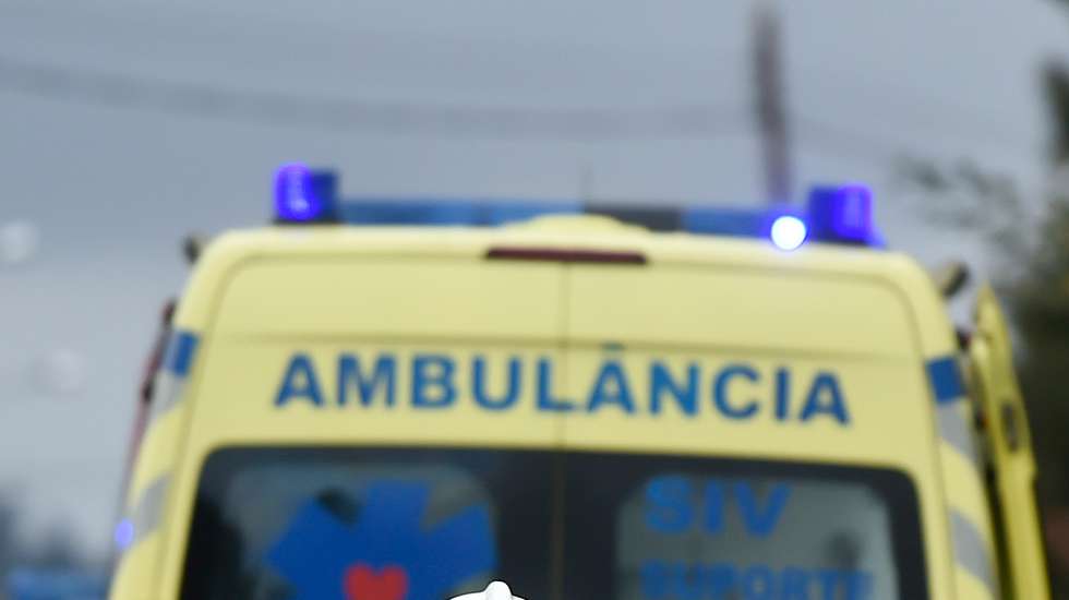 Bombeiros no local onde ocorreu um incêndio esta tarde numa casa em Vale de Madeiros, no concelho de Nelas, seguido de explosões, e que provocou vários feridos, Viseu, 16 de fevereiro de 2022. NUNO ANDRÉ FERREIRA/LUSA