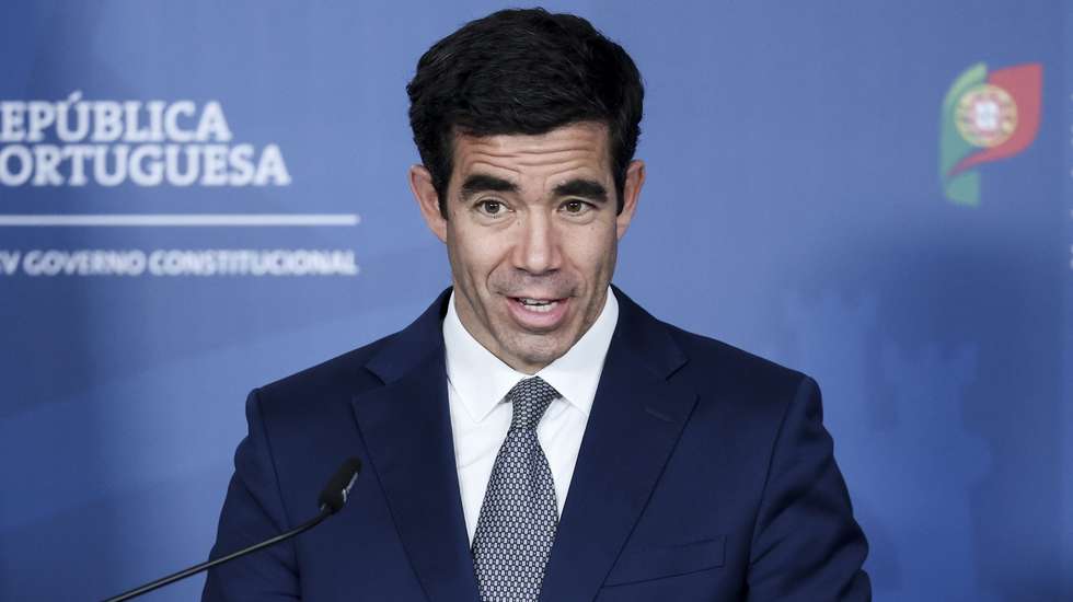 O ministro da Presidência António Leitão Amaro, durante a conferência de imprensa após a reunião do Conselho de Ministros, no Campus XXI, em Lisboa, 16 de abril de 2026. CARLOS M. ALMEIDA/LUSA