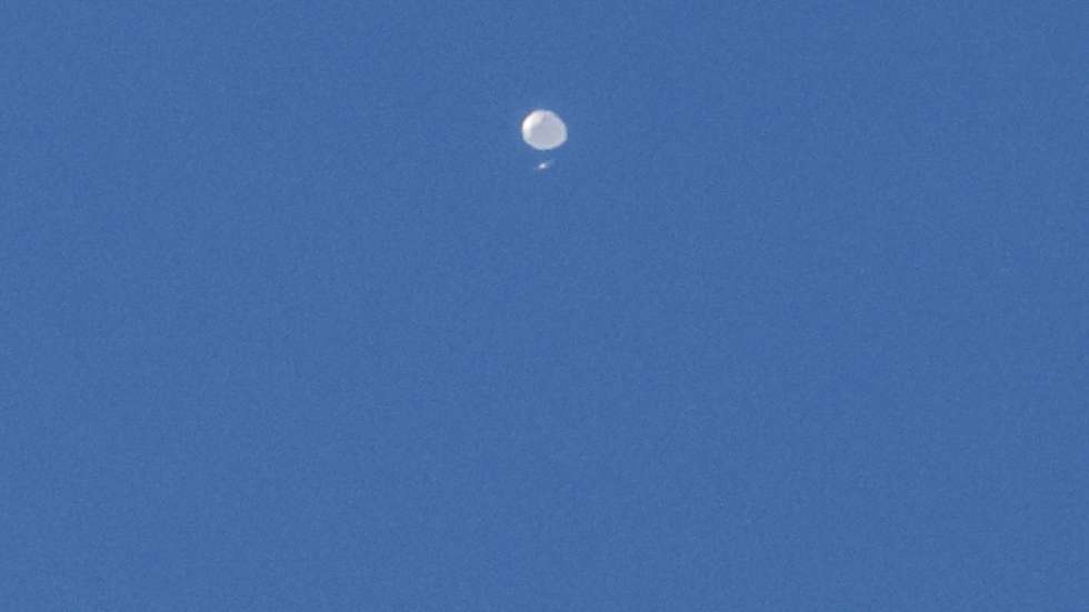 epa10447614 A high-altitude balloon, which the US government has stated is Chinese, is seen as it continues its multi-day path across the Northern United States in Charlotte, North Carolina, USA, 04 February 2023. US Secretary of State Blinken postponed a planned trip to China following the discovery of the balloon. The Pentagon said that the maneuverable Chinese surveillance balloon was posing 'no risk to commercial aviation, military assets or people on the ground'.  EPA/NELL REDMOND -- BEST QUALITY AVAILABLE