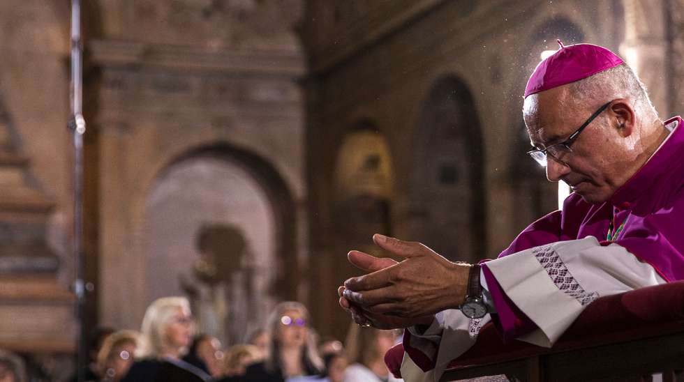 A Missa Crismal é celebrada na Quinta-feira Santa na catedral de cada diocese