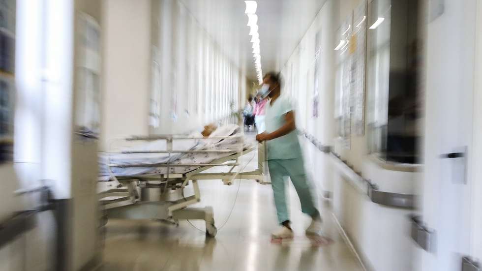 Um dos corredores do Hospital Santa Maria, em Lisboa, 18 de maio de 2021. Após várias transformações para dar resposta a milhares de doentes com covid-19, o Hospital Santa Maria, em Lisboa, regressou à normalidade com corredores cheios de utentes para ir a uma consulta externa, fazer exames ou mesmo uma cirurgia. (ACOMPANHA TEXTO DO DIA 21 DE MAIO DE 2021) JOÃO RELVAS/LUSA