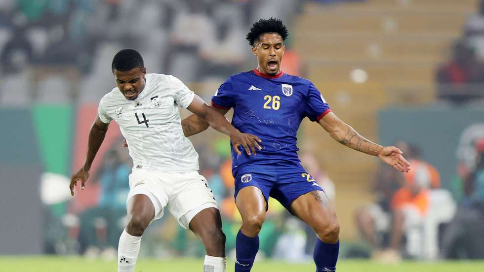 epa11124579 Teboho Mokoena (L) of South Africa challenged by Kevin Lenini De Pina of Cape Verde during the CAF 2023 Africa Cup of Nations quarter final match Cape Verde vs South Africa at Charles Konan Stadium in Yamoussoukro, Cote D'Ivoire, 03 February 2024.  EPA/Samuel Shivambu / BackpagePix