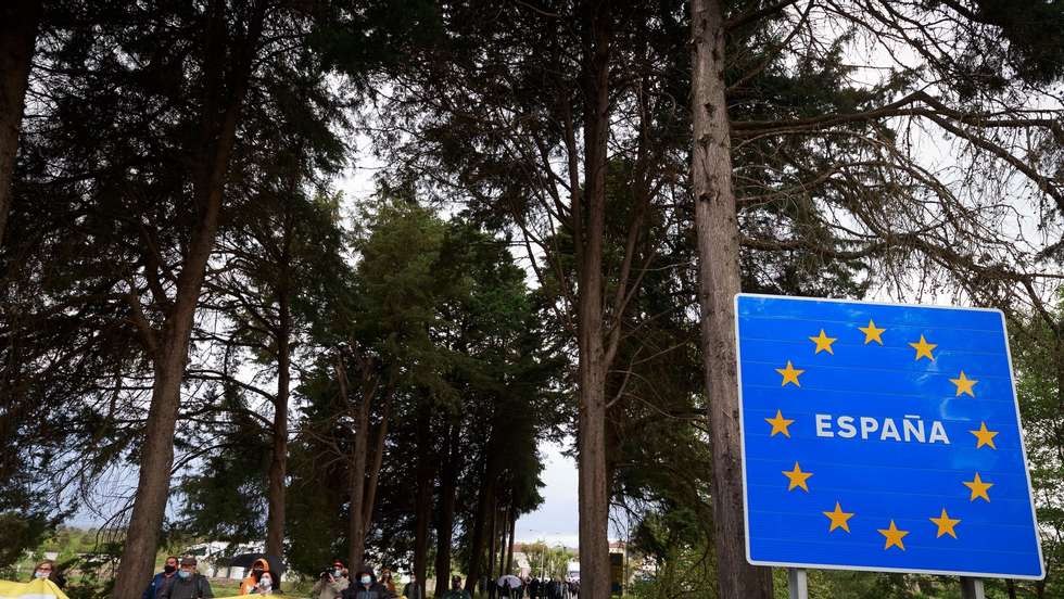 Os comerciantes galegos de Feces de Abaixo juntam-se num protesto conjunto pela reabertura da fronteira entre Portugal e Espanha, devido aos prejuízos económicos causados pelo seu encerramento, Feces de Abaixo, Ourense, Espanha, 23 de abril de 2021. PEDRO SARMENTO COSTA/LUSA