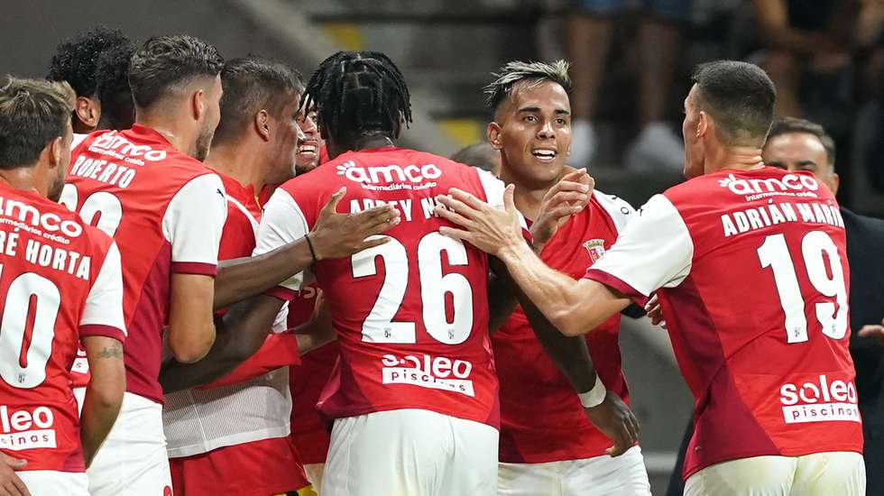 epa11560468 SC Braga’s Zalazar (2-R) celebrates with teammates after scoring the 2-1 lead during UEFA Europa League play-off soccer match between SC Braga and SK Rapid Wien in Braga, Portugal on 22 August 2024.  EPA/HUGO DELGADO