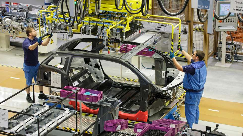 É impossível construir um carro sem alumínio e não há liga de alumínio para esta indústria sem magnésio. A China, que concentra a extracção e o fornecimento deste metal, praticamente parou a actividade na cidade de Yulin. Trinta e cinco das 50 fábricas estão fechadas até final do ano e as restantes cortaram a produção para metade