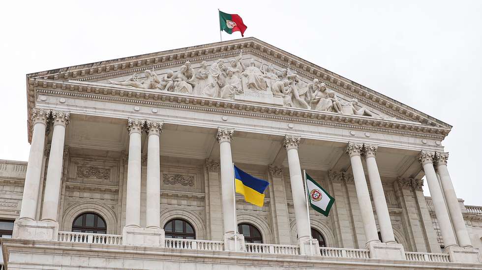O Presidente da Ucrânia, Volodymyr Zelensky, participou por videoconferência na sessão plenária da Assembleia da República. A sessão contou com a presença do Presidente da República, Marcelo Rebelo de Sousa, do presidente da Assembleia da República, Augusto Santos Silva, do primeiro-ministro, António Costa e do Governo. Bandeira da Ucrânia hasteada no exterior da Assembleia Lisboa, 21 de Abril de 2022. FILIPE AMORIM/OBSERVADOR